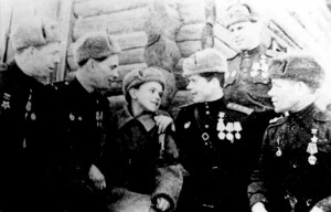 Топорков А.Д.( 1-й слева среди Героев Советского Союза. В центре - сын полка. Крайний справа - Н.М. Носков из Очера